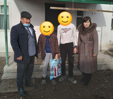 Жаңа жыл мерекесімен үйде оқытылатын оқушыларға сыйлық тарту ету