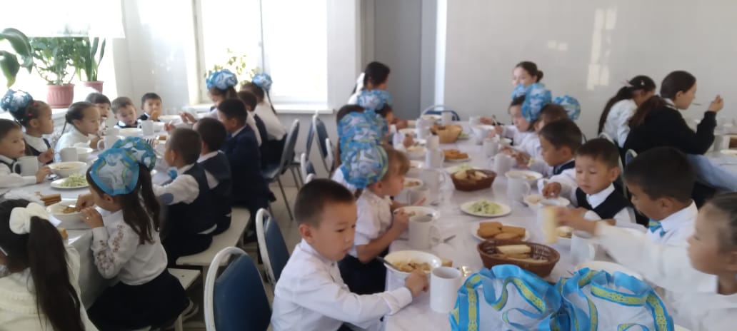 Білім алушылардың бір мезгіл тегін ыстық тамақпен тамақтану кезі