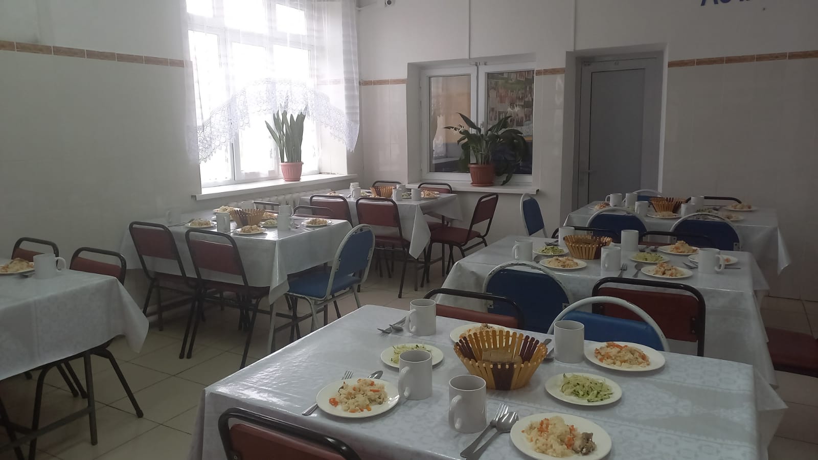 Білім алушылардың тамақ ішкен сәттері